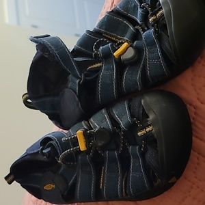 Kids Keen sandals size 1, teal